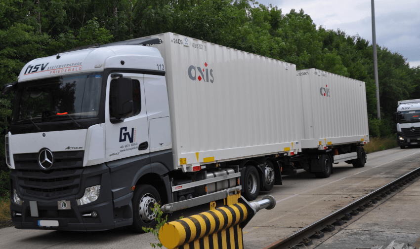 LKW Transport Ein Lastzug transportiert zwei AXIS-Wechselbrücken über die Autobahn