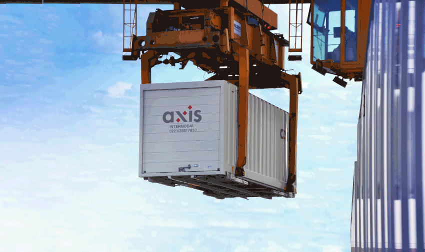 Eine AXIS-Wechselbrücke hängt am Portalkran eines Umschlagterminals