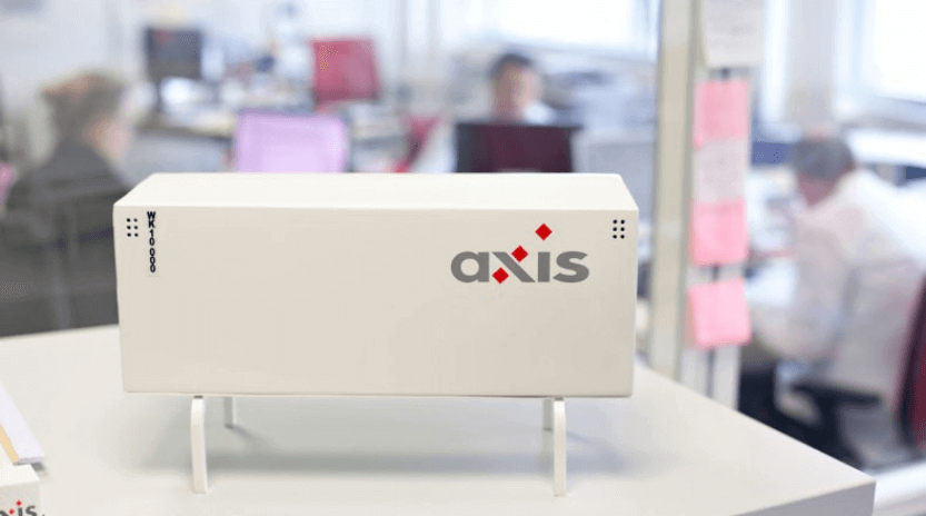 Container Model Ein Modell einer AXIS-Wechselbrücke steht auf einem Schreibtisch im Büro