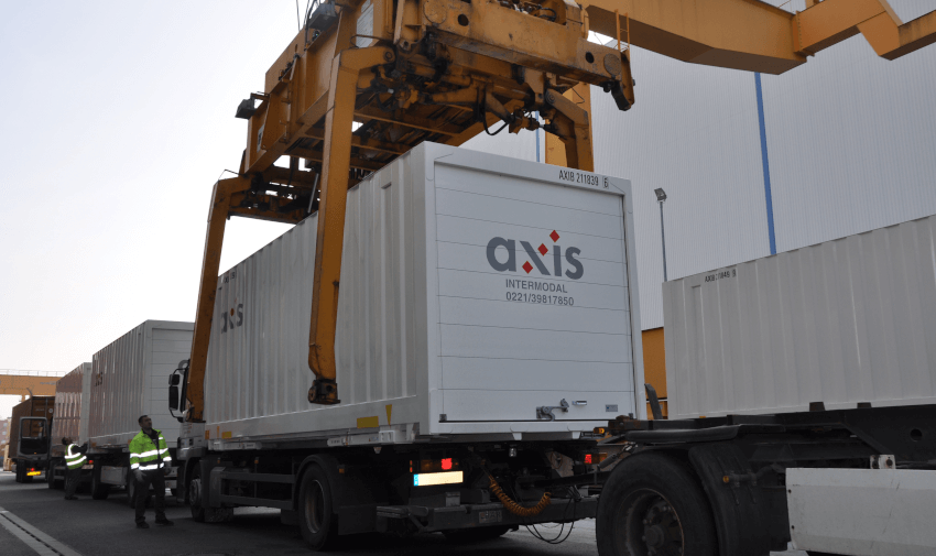 Wechselbrücken Verladung Ein Portalkran setzt eine AXIS-Wechselbrücke auf einen wartenden Lkw