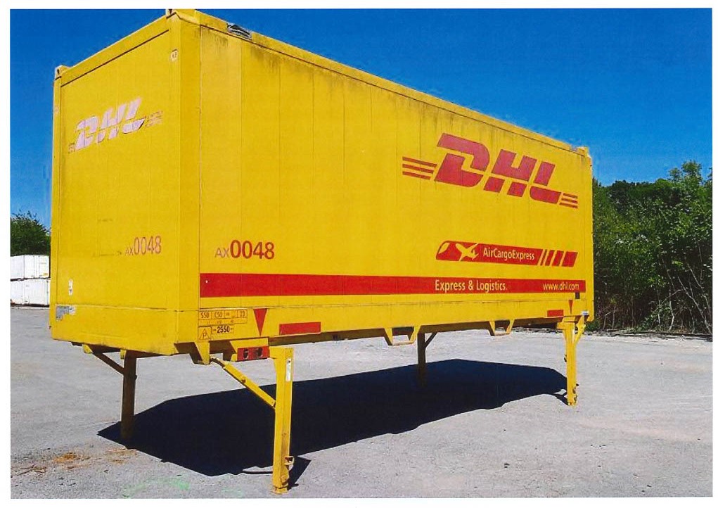 Gelber Luftfrachtkoffer in DHL-Lackierung auf ausgeklappten Stützbeinen